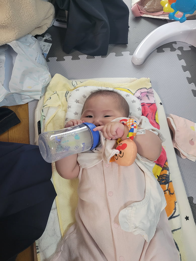 哺乳瓶でミルクを飲む赤ちゃんの写真