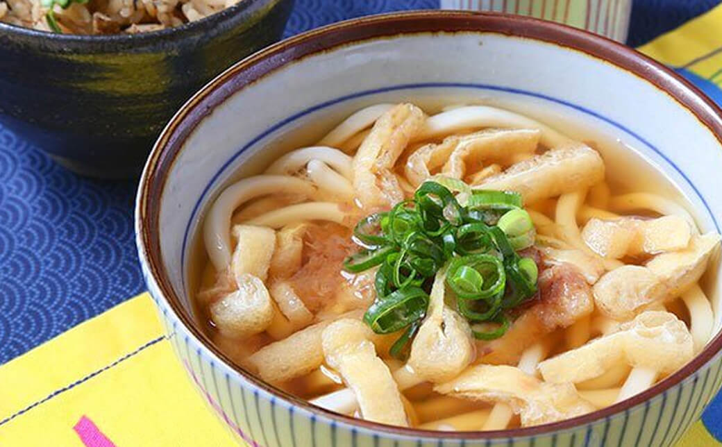 お湯を注げば出来上がり！「簡単きつねうどん」