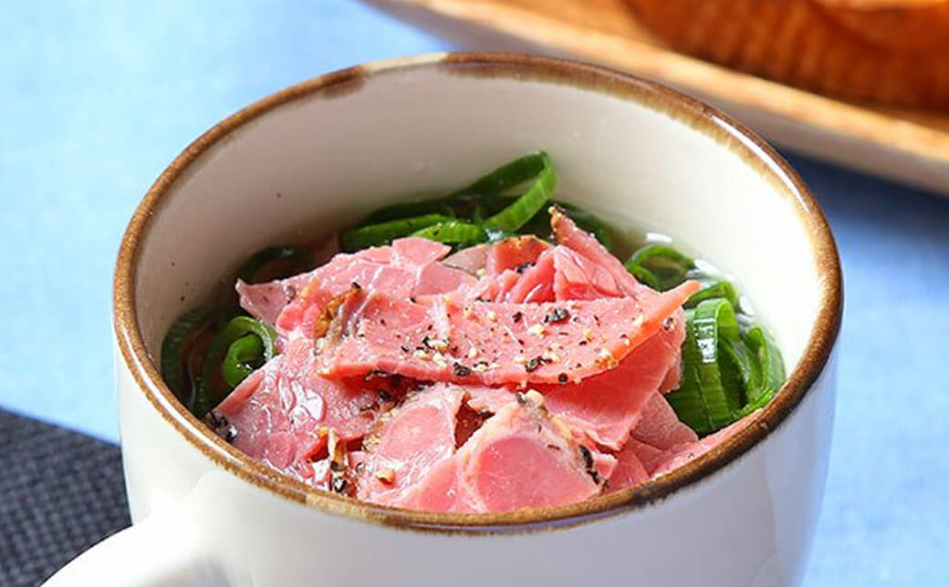 市販のハムで贅沢な味わいに！「ビーフスープ」