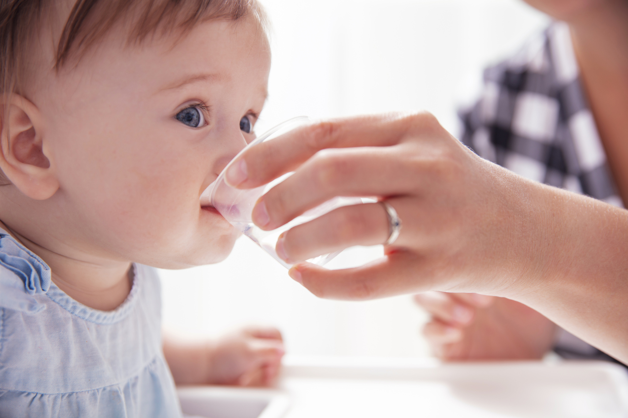 赤ちゃんには軟水と硬水のどちらが良い？